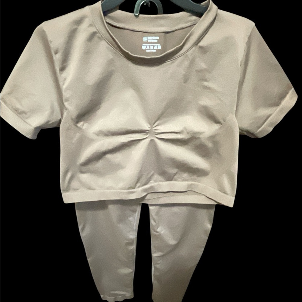 Chocolate brown Two-Piece Set crop top with high waisted leggings.